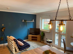 Rustic Top Floor West End Pad With Balcony, Parking next to Byers Road, Aston Lane, Glasgow Uni